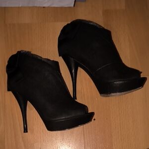 Vera Wang | Elegant Black Peep-Toe Leather Heels